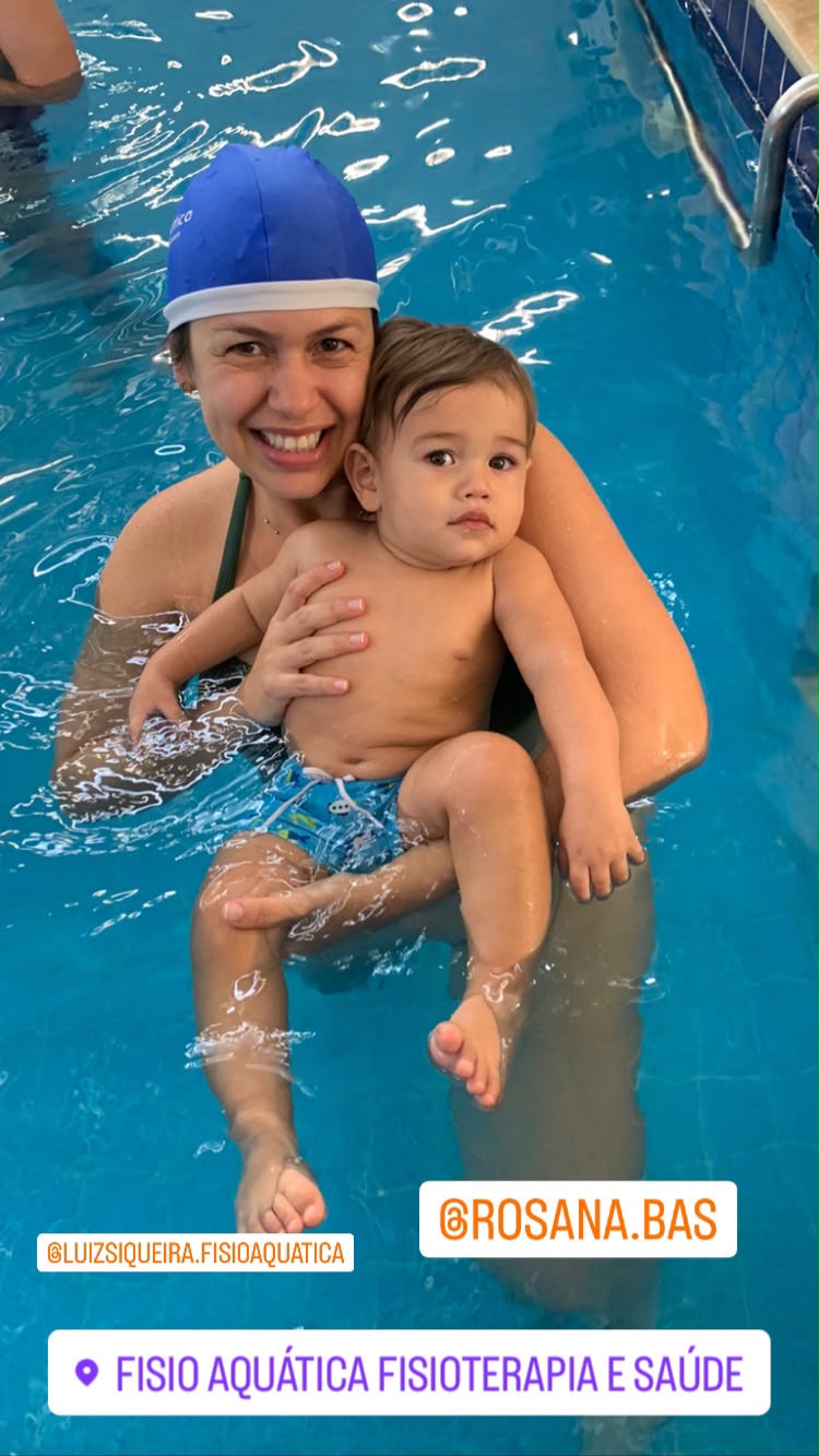 Crianças em atividade aquática com acompanhamento profissional na piscina aquecida da Fisio Aquática