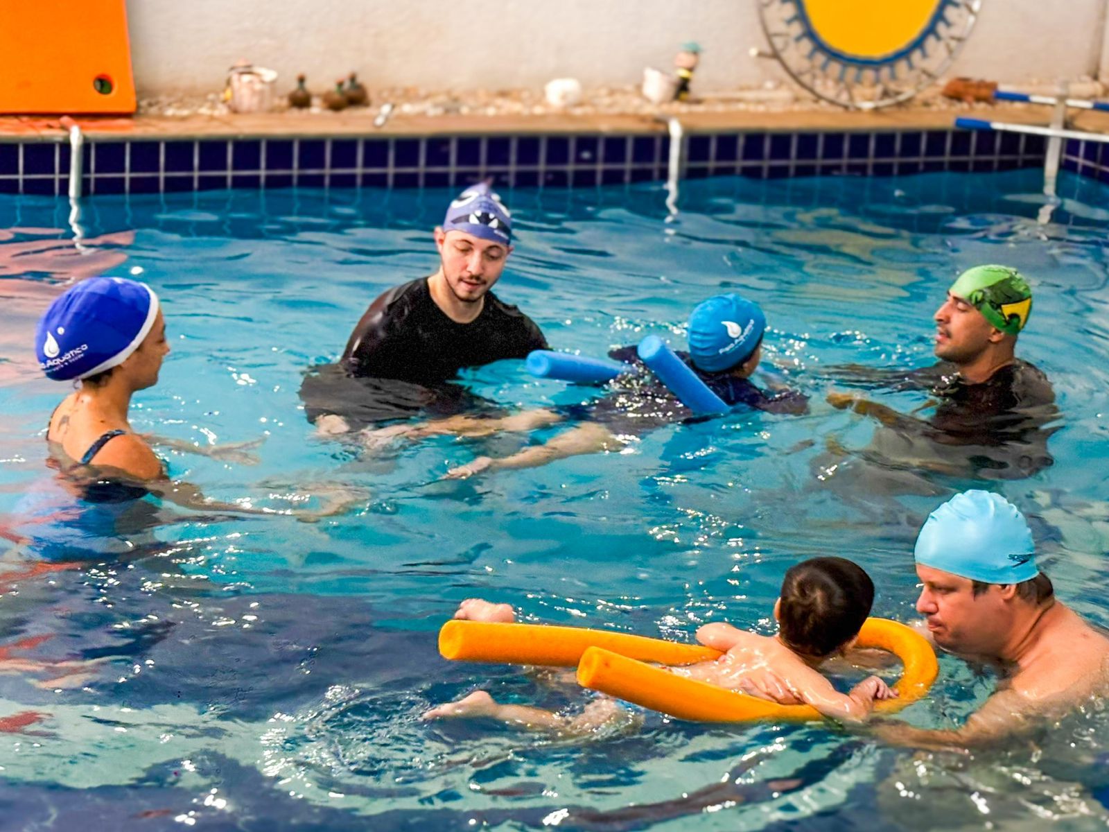 Aula de fisioterapia aquática na piscina aquecida, coberta, ozonizada e com uso mínimo de cloro da Fisio Aquática